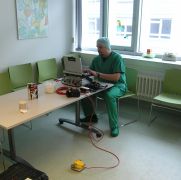 Foto eines Mitarbeiters bei der Messung im Krankenhaus